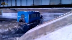 Вдоль реки на Урале вахтовка с людьми, проехали под железнодорожный  мостом.