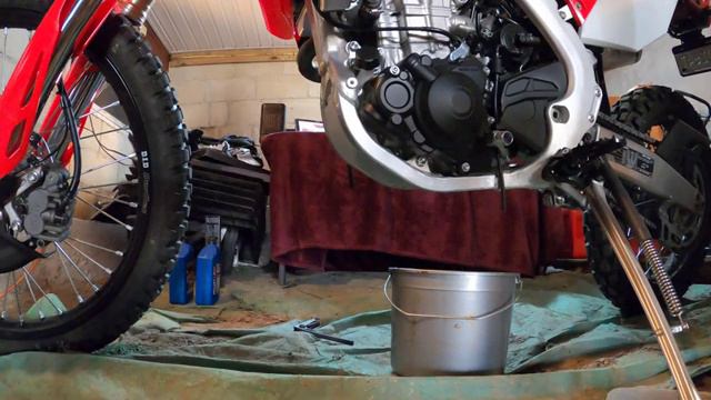 CRF450L OIL CHANGE смотреть онлайн