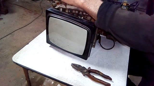Разбираю переносной телевизор Электроника 404 1985 года. 1 часть. смотреть онлайн