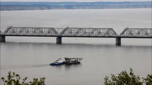 Сухогруз Чапаевск и буксир Урал 7 с плавкраном ПК 49 расходятся в Ульяновске 18 07 2022г смотреть онлайн