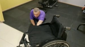 Как пересесть инвалиду с пола на коляску