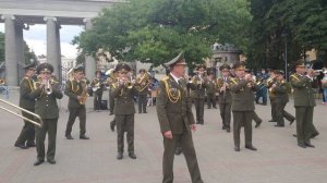 Весёлый военный оркестр.