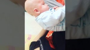 Шок! Ребёнок в 4  месяца сам садится !