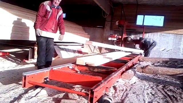 Ленточная пила на лесопилке.