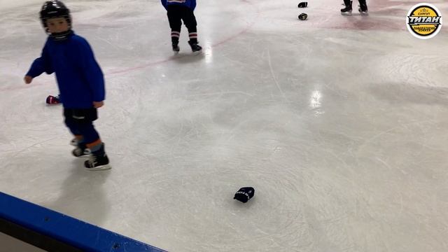 КАТАНИЕ ХОККЕИСТА - Восьмерка спиной, работа с ребрами конька смотреть онлайн