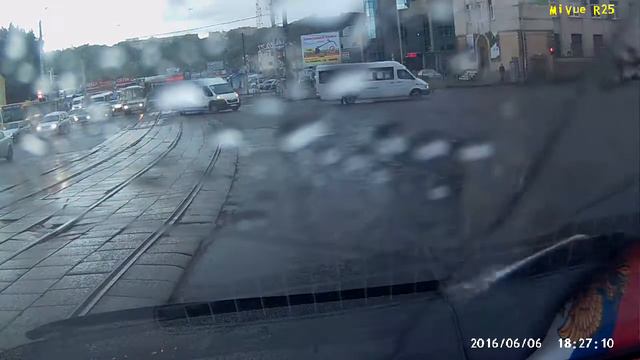 Как Смоляне проезжают перекресток. Ул.12 лет Октября. Мост. Смоленск смотреть онлайн