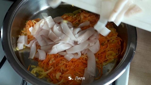 Кальмар на горячее. Кусочки кальмара, тушеные с овощами подходят к любому гарниру. смотреть онлайн