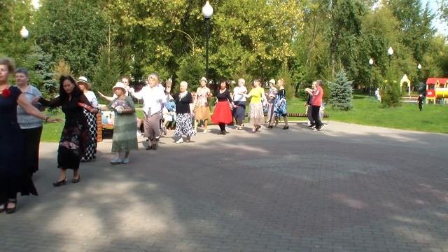 "Московское долголетие" на свежем воздухе. Танцы смотреть онлайн