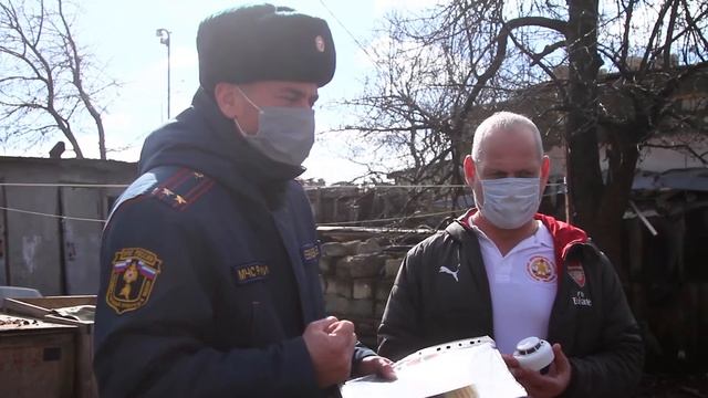 Сотрудники МЧС России оснащают дома многодетных семей Севастополя дымовыми датчиками извещателями смотреть онлайн