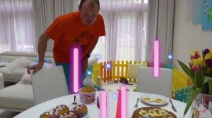 Катя и Макс приготовили подарки на День рождения папы