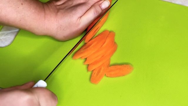 Как нарезать морковь соломкой. Отличный способ быстрой и простой нарезки. Смотрите видео! смотреть онлайн