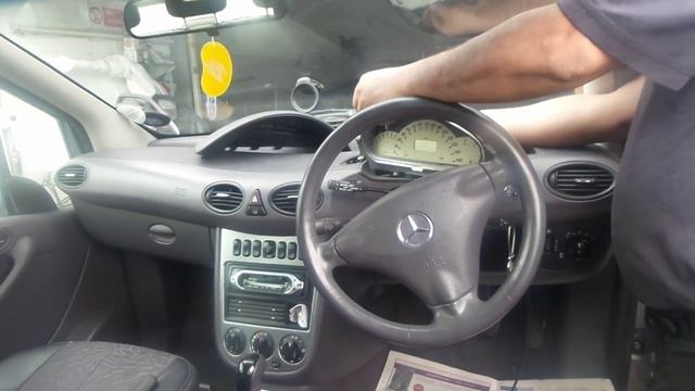 Mercedes a Class indicator fault. You indicate left, the car indicates right смотреть онлайн