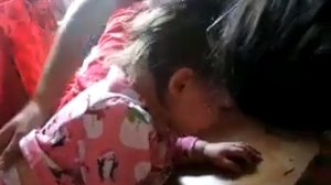 2 летняя девочка плачет из-за того что поменялись игрушки вместо английского языка на испанский