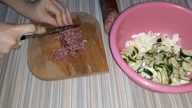 САЛАТ С СУХАРИКАМИ смотреть онлайн