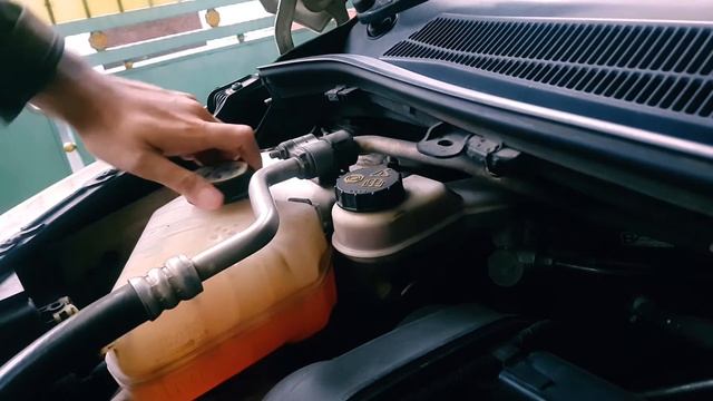 Mengisi air pendingin radiator ford fiesta смотреть онлайн