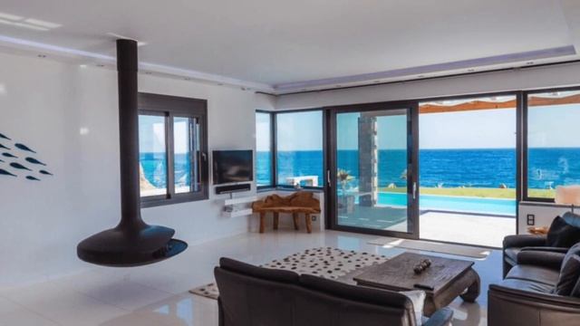 Grèce | Villa unique en bord de Mer, piscine à débordement vue Méditerranée смотреть онлайн
