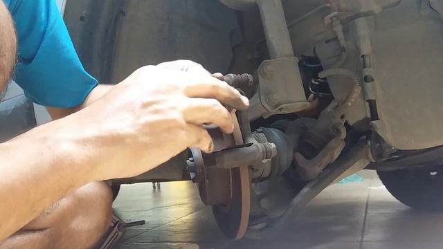 Como trocar pastilhas de freio ( Sandero/ Logan ) смотреть онлайн