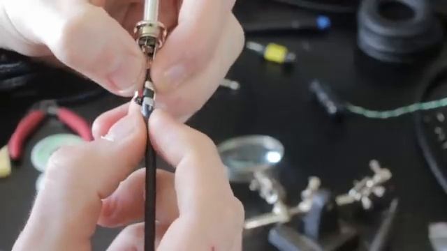How to solder a new headphone jack to a pair of headphones. [Sony MDR-7506 Example] смотреть онлайн