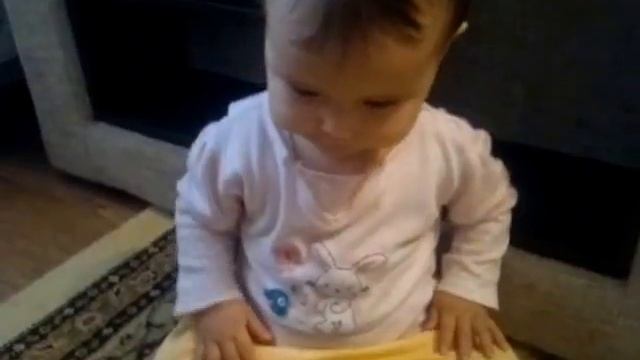Годовалый ребенок кушает булку хлеба.. смотреть онлайн