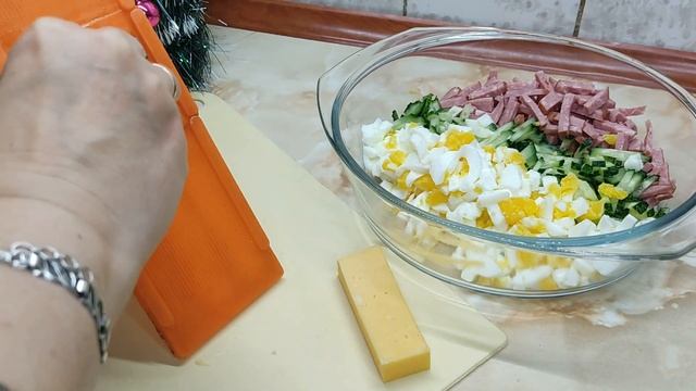 Салат НЕЖДАННЫЙ ГОСТЬ! Очень простой,быстрый и вкусный! смотреть онлайн