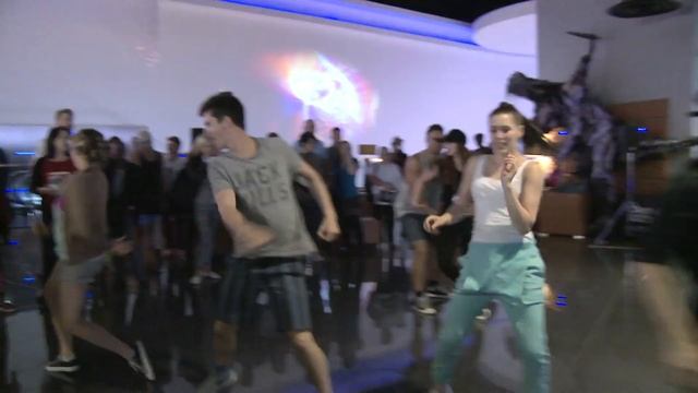 Walking On Sunshine Flashmob at Vue Cinemas смотреть онлайн