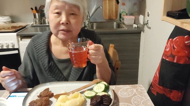 Мукбанк Котлеты по домашнему, пюре картофельное 👍💯🥒🫑 смотреть онлайн