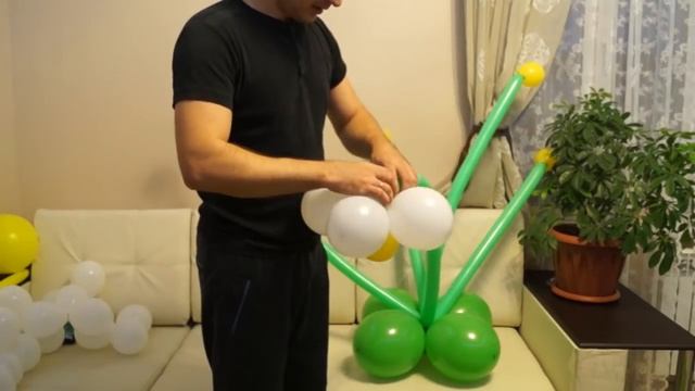 Букет ромашек со смайлом из шаров своими руками. Bouquet of daisies with a smiley with his hands. смотреть онлайн