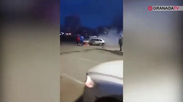 В Челябинске очевидцы пытались потушить загоревшийся автомобиль смотреть онлайн