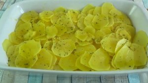 Стейки из лосося на картофеле, запеченные в духовке