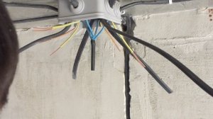 Пайка скруток в распределительной коробке.