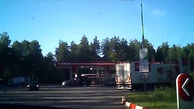 Запись с видеорегистратора. Проспал поворот на заправку. смотреть онлайн