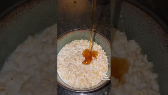 EASY MICROWAVE OATMEAL BREAKFAST FOR BUSY FOLKS #short смотреть онлайн