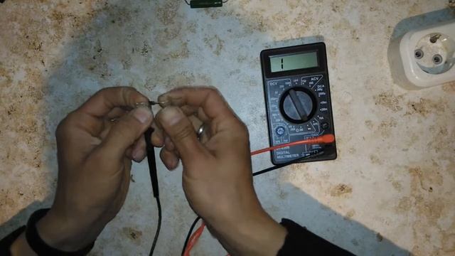 Как пользоваться мультиметром, как измерить напряжение батарейки, проверить светодиод, тестер Dt-83