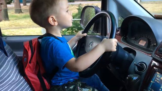 Феликс за рулем. Малыш ведёт машину. Mercedes Vito детский тест драйв. смотреть онлайн