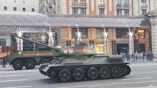 танки Т-34 в Москве на Тверской улице
