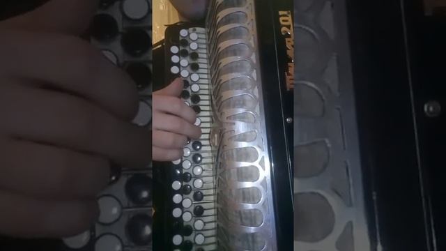 Есть красивая одна девушка на земле (на баяне) смотреть онлайн