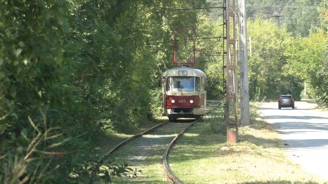 "По трамвайной однопутке". Tatra T3SU №693 отправляется со станции Зелёный Остров смотреть онлайн