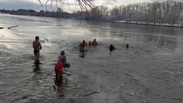 ОТКРЫТОЕ ЗАНЯТИЕ ПО ЗАКАЛИВАНИЮ в клубе МОРЖИ СТОЛИЦЫ. Гость из Грозного ХУСЕЙН у нас. смотреть онлайн