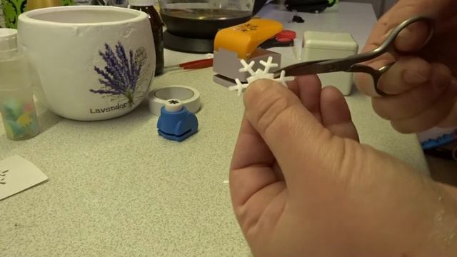 Снежинки из подложки, украшение на Новый год .Snowflakes of packaging for Christmas смотреть онлайн