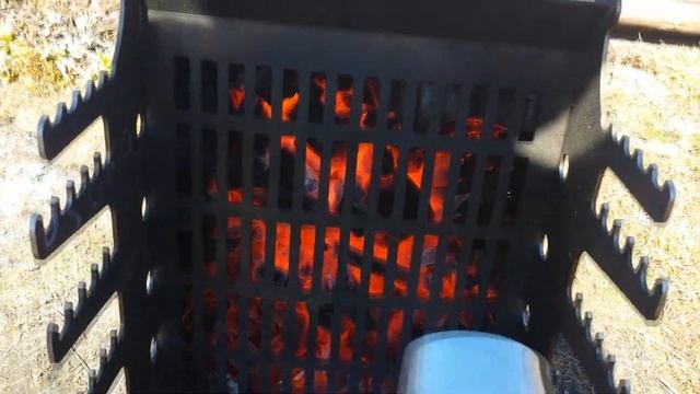 Приготовление голеней и крылышек на вертикальном мангале "Энтузиаст", раздув феном. смотреть онлайн