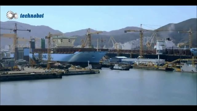 Удивительный и самый большой корабль в мире с местом для 18000 контейнеров смотреть онлайн
