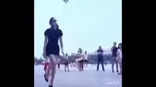 Девушка креативно танцует L Ахан Отыншиев   Шудың бойында