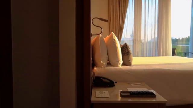 Splash Beach Resort Phuket смотреть онлайн