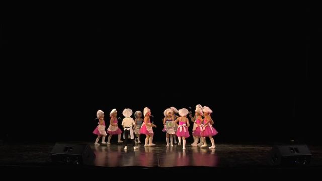 варись варись кашка. первое выступление Ланочки на сцене. смотреть онлайн