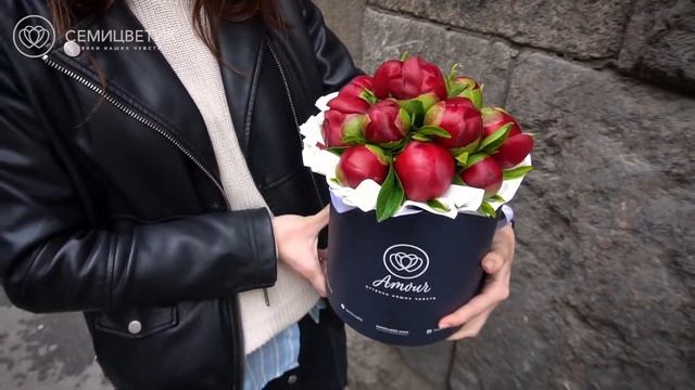 15 бордовых пионов в темно синей шляпной коробке смотреть онлайн