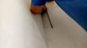 Приклеивание потолочного карниза