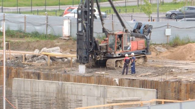 Сваебойная машина в работе - вбивает сваи + сварщик. смотреть онлайн