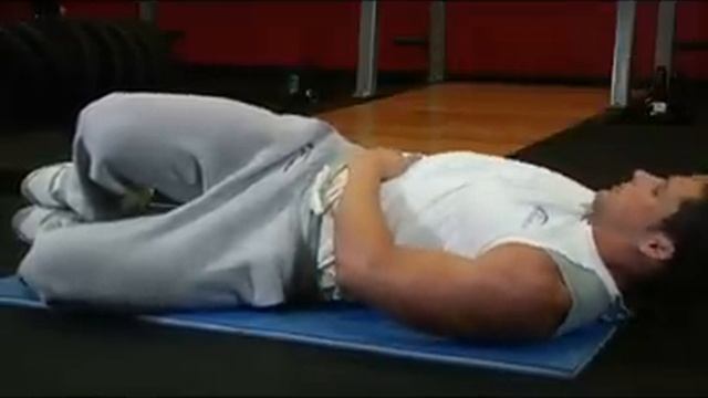 Упражнение для пресса - сгибание туловища к коленям смотреть онлайн