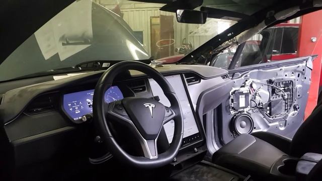 Ремонт рамки экрана Tesla смотреть онлайн