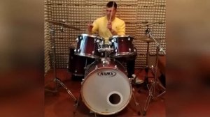 Игра на ударной установке.